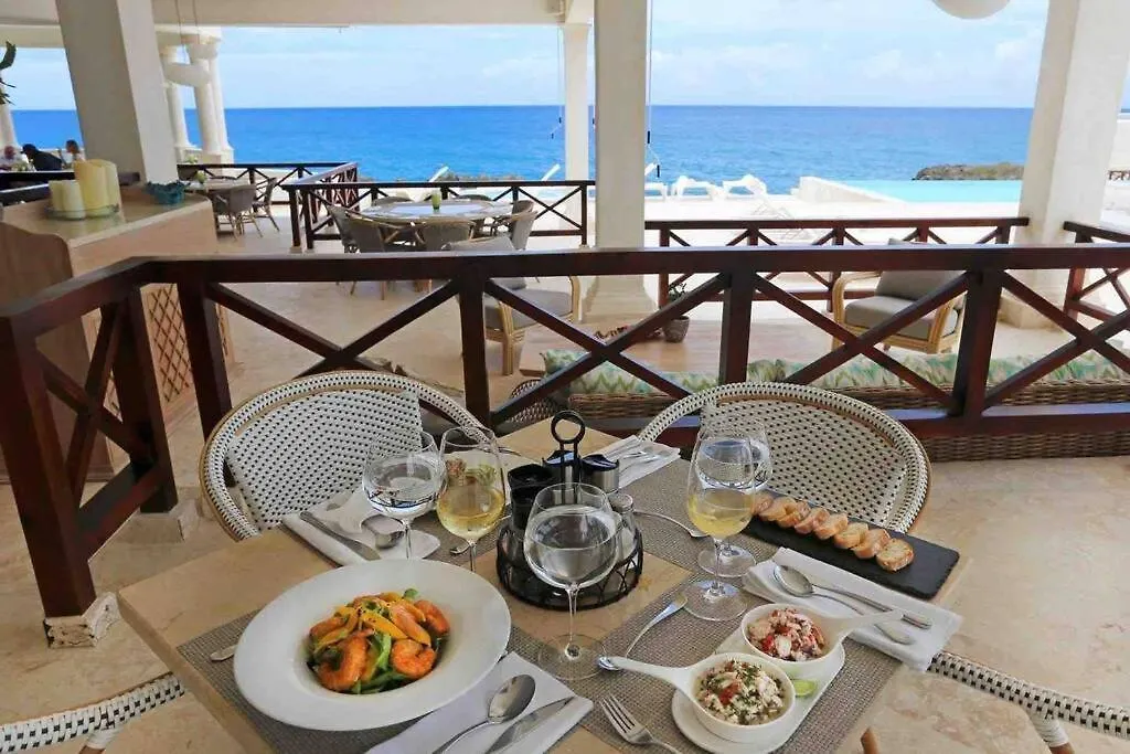 Grand Luxury Villa In Oceanfront Community Sosúa