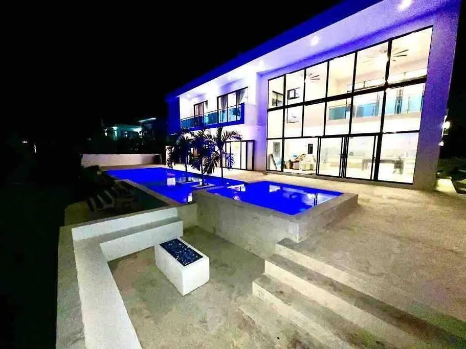Grand Luxury Villa In Oceanfront Community Sosúa