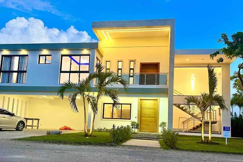 Grand Luxury Villa In Oceanfront Community Sosúa