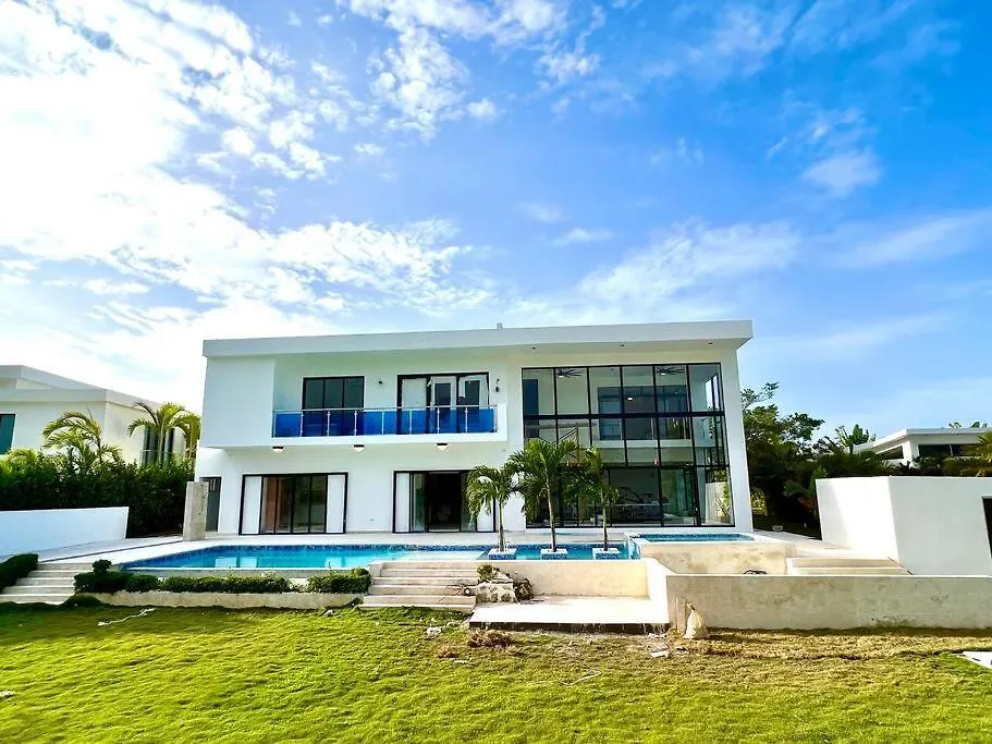 Grand Luxury Villa In Oceanfront Community Sosúa