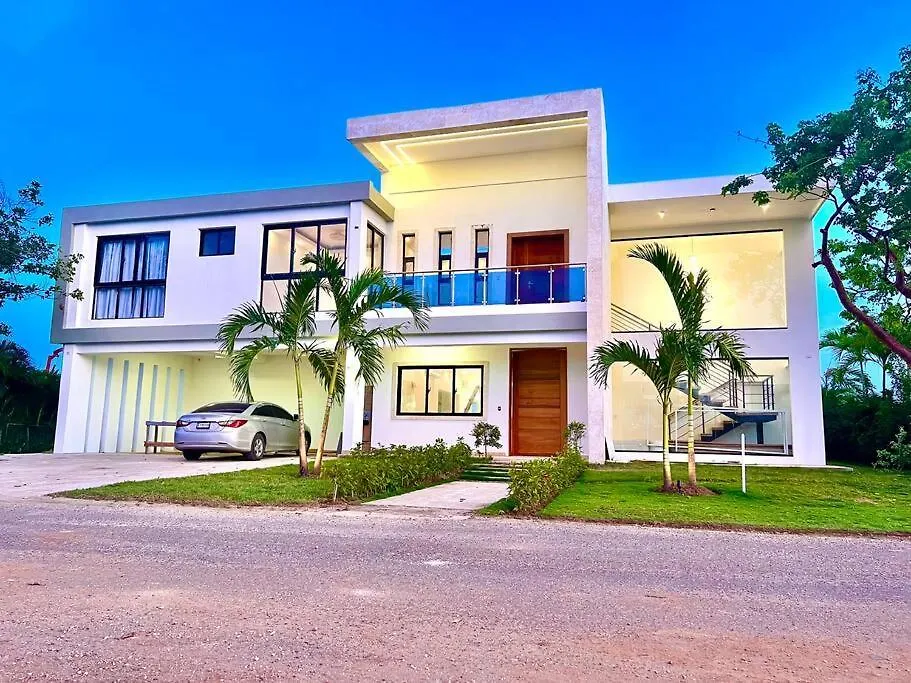 Grand Luxury Villa In Oceanfront Community Sosúa